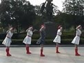 动动广场舞女兵走在大街上下载