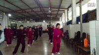 拳友在圣泉山庄年会上表演42式太极拳
