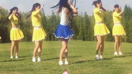 青青世界广场舞《DJ油菜花开》姐妹游玩跳舞PK下载