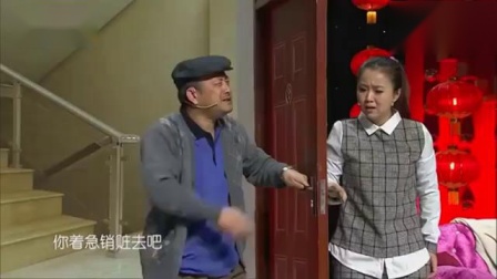 小品《门里门外》热心大叔抓错小偷闹乌龙 