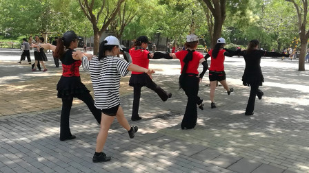 陶然亭河畔水兵舞第四套《夏天的海边》