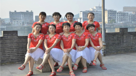 辣妈聚集在河边跳广场舞《酒醉的蝴蝶》养眼