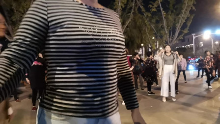 舞灵美娜子广场舞《山路十八弯》