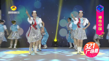 时尚辣妈在跳广场舞《神奇中国》 舞姿妖娆