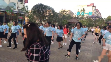 时尚广场舞《女人没有错》辣妈美女齐跳 舞