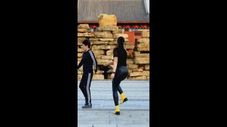 青青世界广场舞《不潮不用花钱》  高清下载下载