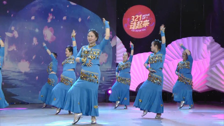 孔雀舞广场舞《水月亮》辣妈们舞姿好妖娆