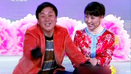 《花好月圆》闫学晶 武利平 音乐小品 逗得全场哈哈大笑下载