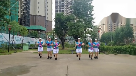 青格格广场舞《不变的音乐》花球舞6人变队形下载