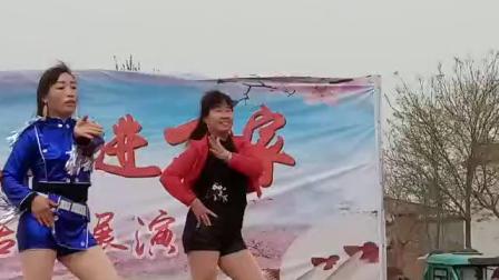 格格广场舞《不如跳舞》下载