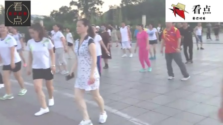 时尚广场舞《灵灵》公园辣妈齐跳 舞步整齐 