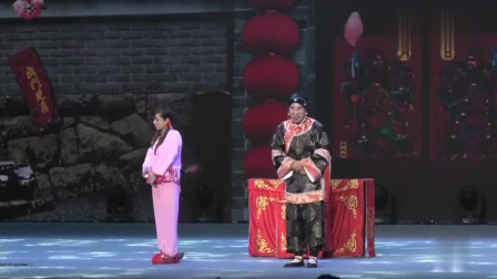 《婆媳之间》白军选反串扮演老太太戏曲小品