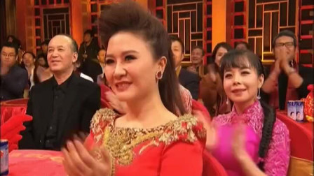 《我的老爸是特工》潘长江 最新小品大全 把女儿疼成这样子太让人羡慕了下载