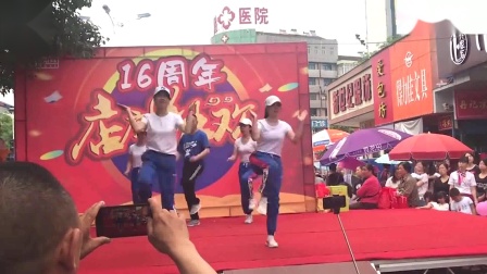 大叔辣妈齐跳时尚广场舞《三十出头》