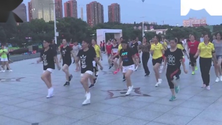 公园辣妈舞团齐跳时尚广场舞《想你的情歌》
