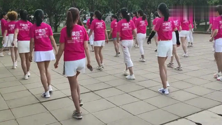 辣妈们齐跳广场舞《一晃就老了》 舞步妖娆