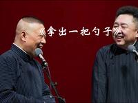 拿出一把勺子