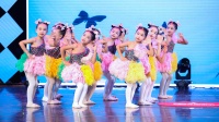 幼儿园集体舞蹈《咯吱咯吱我》下载